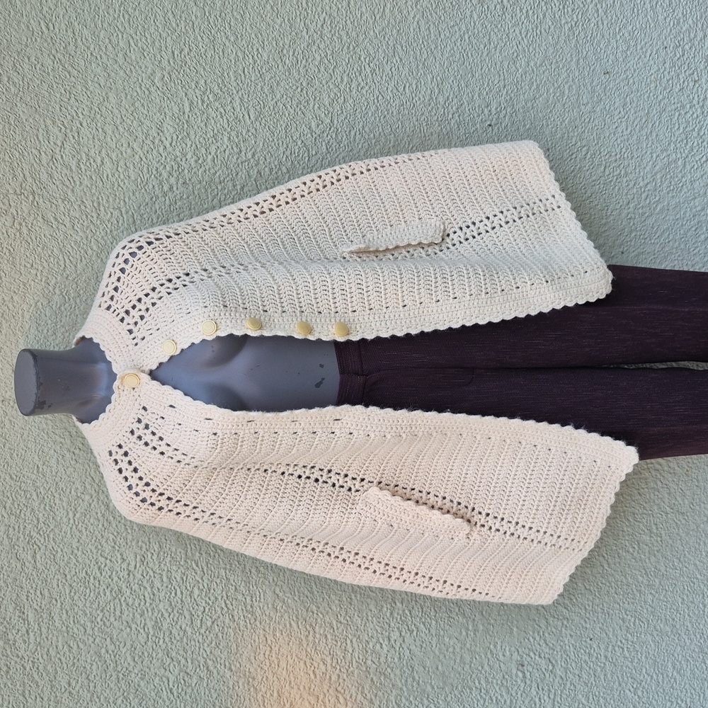 Ladies Vintage 70's Hand Crochet Collarless Buttoned Down Cape/Shawl